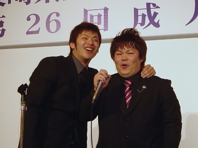 校歌斉唱、壇上で熱唱してくれた26回生有志もいました。