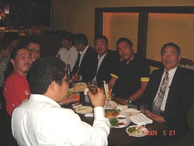 平倉校長先生を囲んで。今回は10回生が4人も参加してくれました