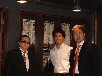 受付にて。第2回関東支部開催のため奔走してくれた1回生木場信一郎君と会場となった銀座モンシェリーを貸切で提供してくれた2回生早崎利文君、受付の手伝いなどをしてくれた15回生小森允紘君
