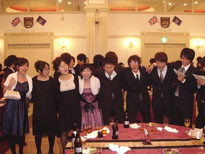 肩を組んで校歌斉唱!!