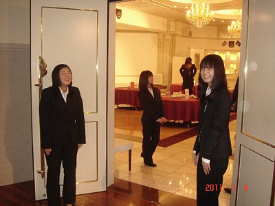 入り口にて。29回生がお手伝いにて来てくれました。