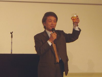 財 修一前校長先生による乾杯のご発声で祝賀会が開催されました。
