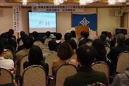 同窓会会場でのパブリックビューイング